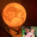 Lámpara luna personalizada con foto y base de madera. Lámpara con luz LED, mando a distancia y pie de madera. Regalos personaliz