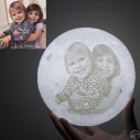 Lámpara luna personalizada con foto y base de madera. Lámpara con luz LED, mando a distancia y pie de madera. Regalos personaliz