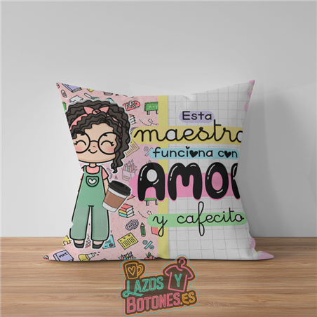 Cojín para Maestra Personalizado – “Funciona con Amor y Cafecito”